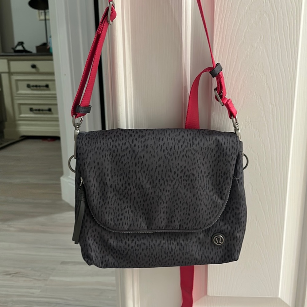 Lululemon side bag/purse
